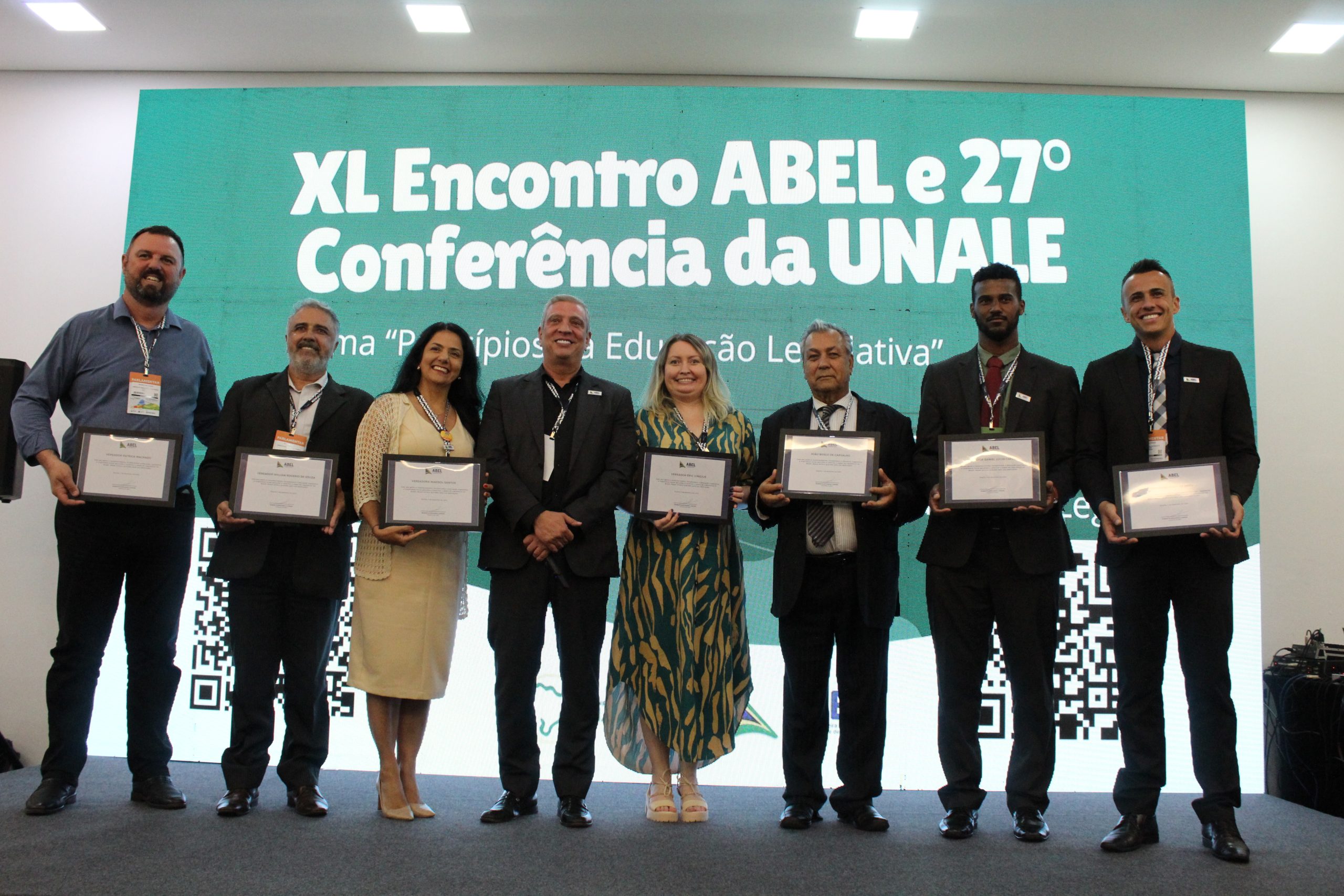 Parlamentares são homenageados pela ABEL por apoio à educação legislativa