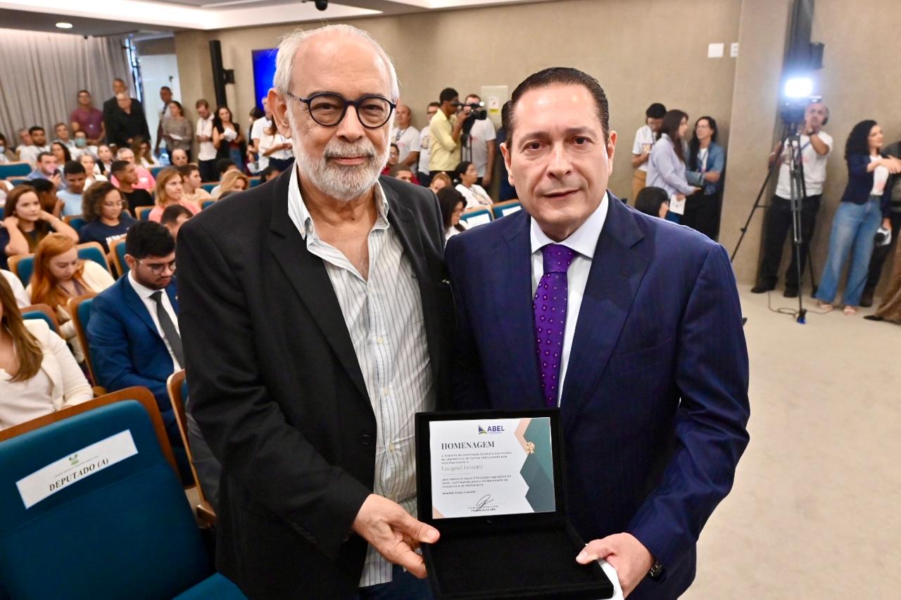 Presidente da Assembleia do RN é homenageado pela ABEL por apoio à Educação Legislativa