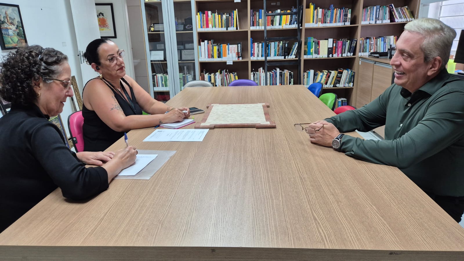 Assessoria parlamentar de Carapicuíba conhece Escola do Parlamento de Itapevi em visita técnica