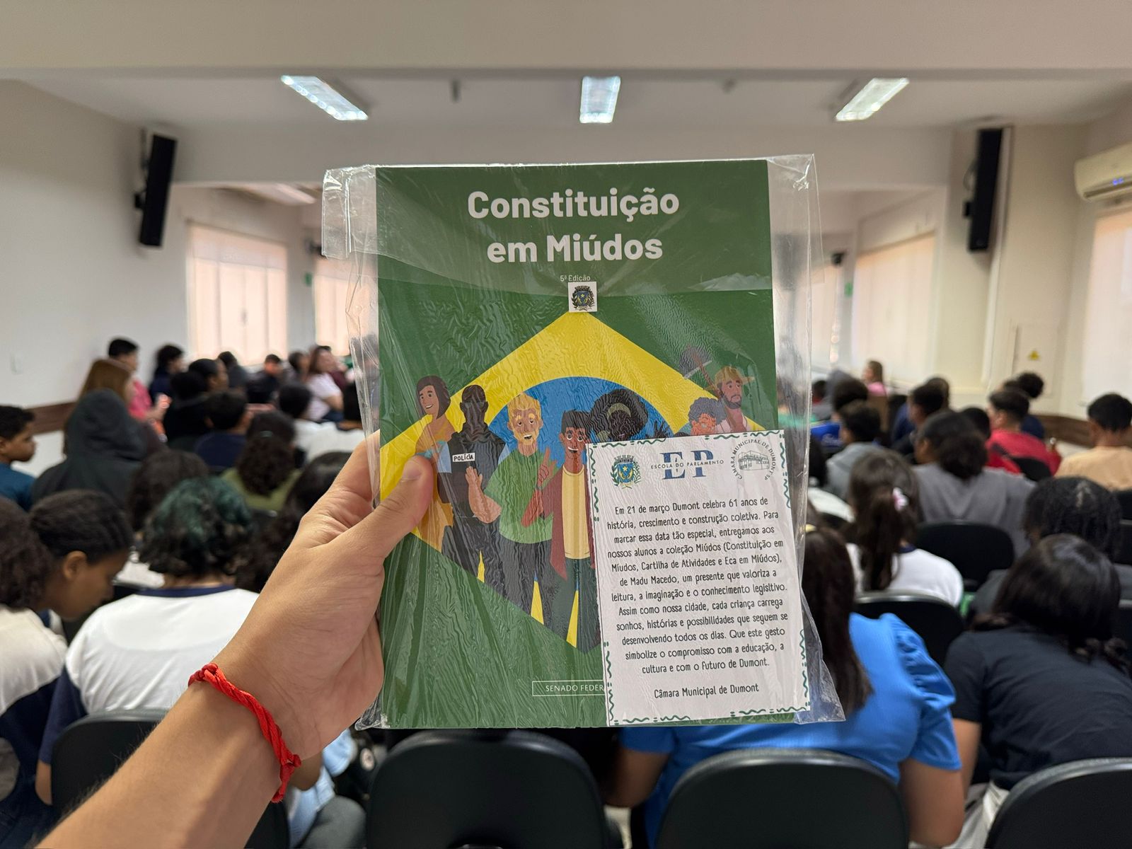 Escola do Parlamento de Dumont promove atividade sobre Constituição e cidadania com estudantes