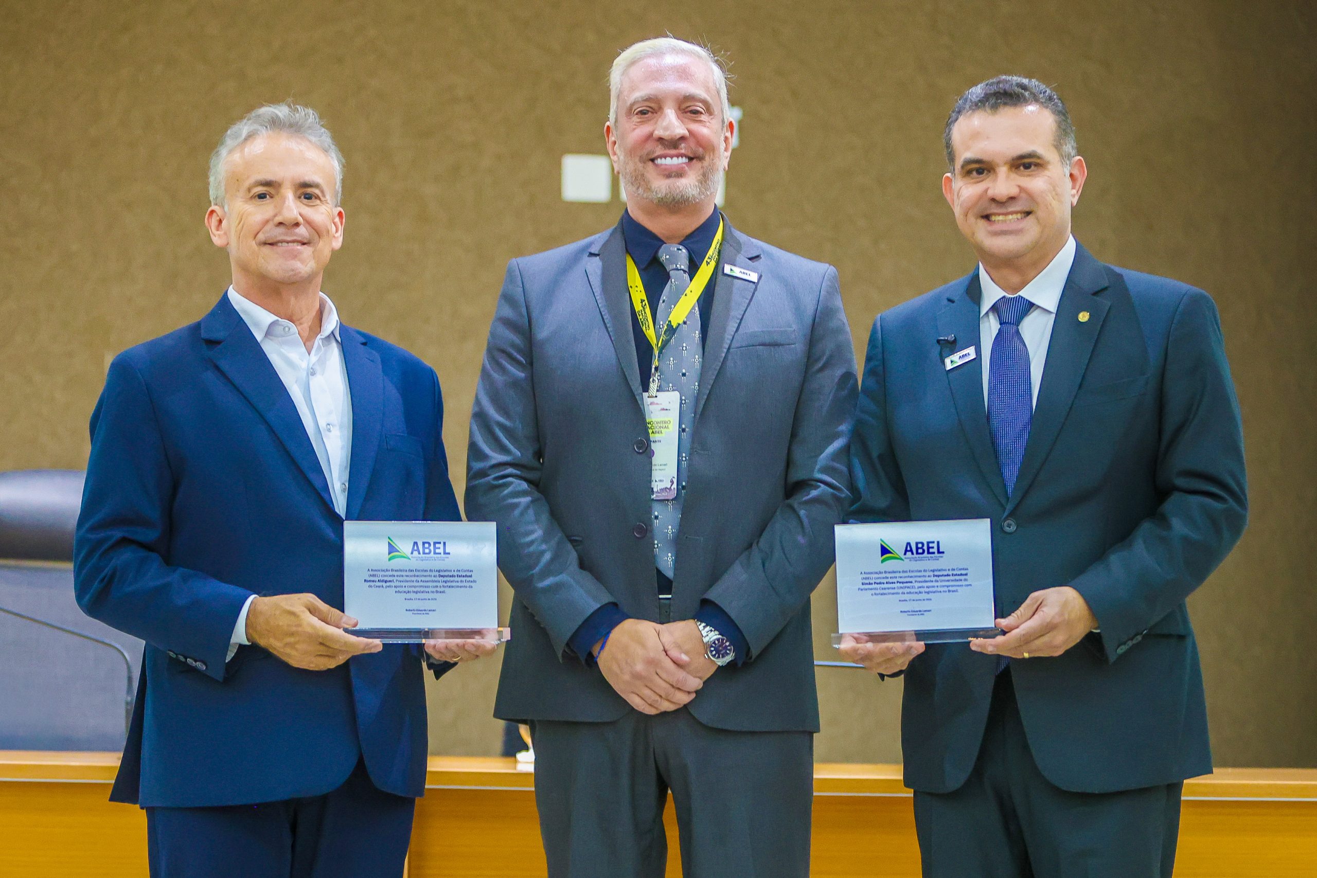 ABEL homenageia lideranças do Ceará pelo apoio à educação legislativa