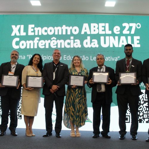 Parlamentares são homenageados pela ABEL por apoio à educação legislativa