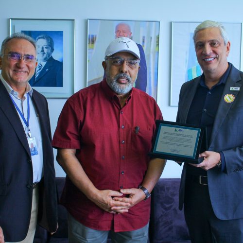 Senador Paulo Paim recebe homenagem por apoio à Educação Legislativa